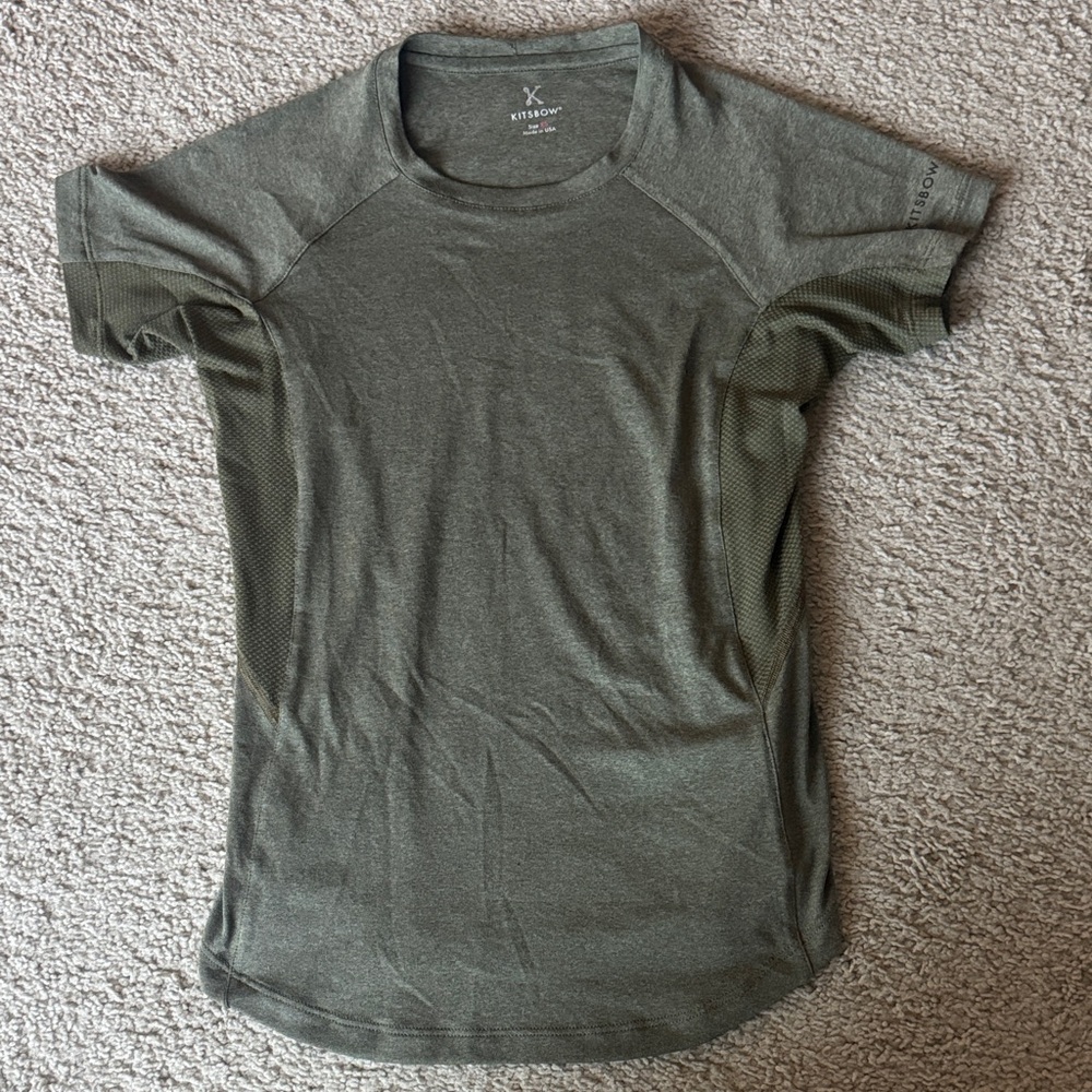 Kitsbow Women’s Olive Performance Tee Size XS